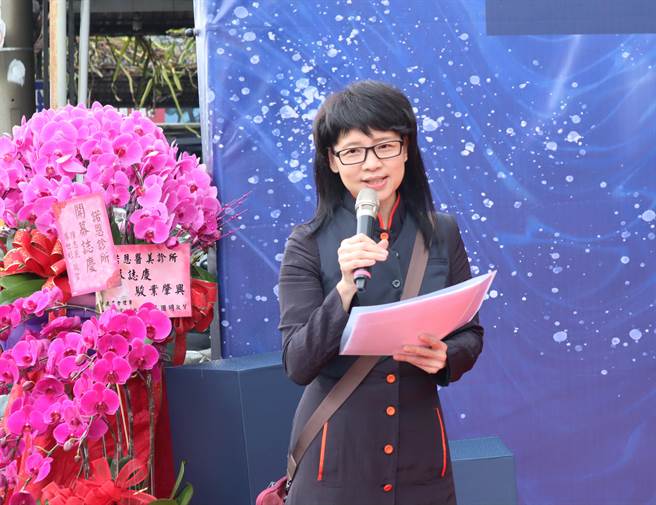 沙鹿诺恩诊所今天于台湾大道旁开幕，由璩美凤亲自主持，让海线乡亲有机会一睹她的「庐山真面目」。（陈世宗摄）