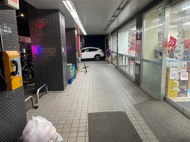 不满跨年夜遭呛「看X小」，少年人马元旦循打卡纪录直奔火锅店理论爆全武行，一路从火锅店打到超商。（翻摄照片／蔡依珍桃园传真）