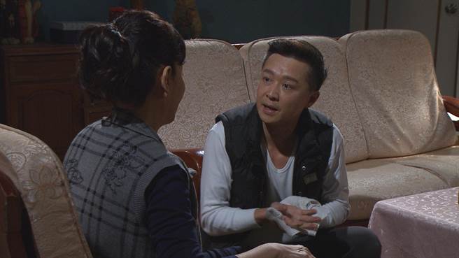 何豪杰（右）为剧中妈妈萧惠洗脚。（民视提供）