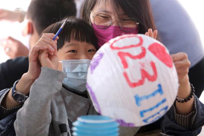 新北市新庄区公所迎新年庆元宵系列活动，首波主打的「彩绘灯笼·幸福兔U」活动2日热闹登场，孩童在家长的陪伴下，彩绘属于自己的迎春灯笼。（黄世麒摄）