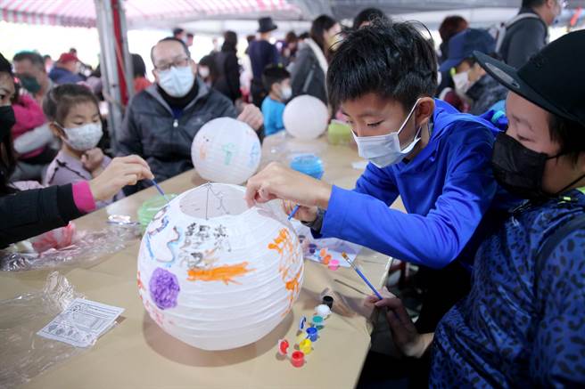 新北市新庄区公所迎新年庆元宵系列活动，首波主打的「彩绘灯笼·幸福兔U」活动2日热闹登场，小朋友们专注地在空白的灯笼上创作。（黄世麒摄）