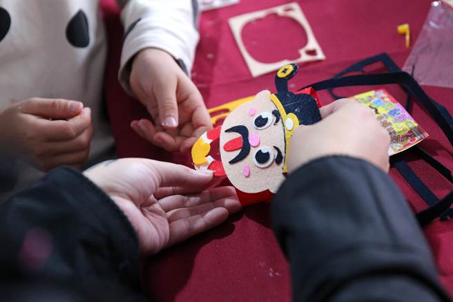 新北市新庄区公所迎新年庆元宵系列活动，首波主打的「彩绘灯笼·幸福兔U」活动2日热闹登场，除了彩绘灯笼外，现场也有财神爷杯套DIY活动。（黄世麒摄）