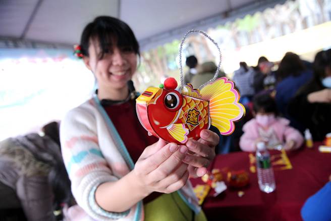 新北市新庄区公所迎新年庆元宵系列活动，首波主打的「彩绘灯笼·幸福兔U」活动2日热闹登场，除了彩绘灯笼外，应景的锦鲤存钱筒DIY也深受小朋友喜爱。（黄世麒摄）