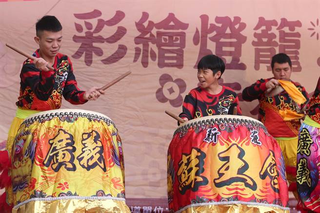 新北市新庄区公所迎新年庆元宵系列活动，首波主打的「彩绘灯笼·幸福兔U」活动2日热闹登场，邀请新庄在地的醒狮团、鼓阵为活动热闹开场。（黄世麒摄）