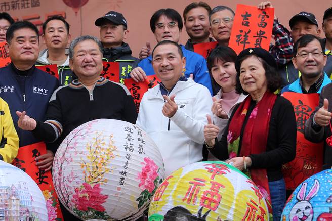 新北市长侯友宜（前排中）与新北市议会议长蒋根煌（前排左二）一同出席新庄区迎新年庆元宵系列活动「彩绘灯笼·幸福兔U」。（黄世麒摄）