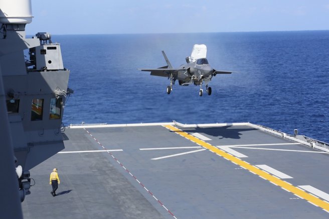 在出云号上降落的F-35B。(图/USNI)