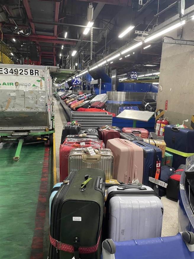 長榮航勤員工元旦集體大請假，造成行李塞爆轉盤。（圖／工會提供）