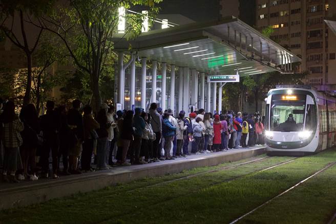 高雄轻轨在双跨年晚会助攻下，今年元旦创下新运量纪录。（翻摄照片／崔正纲高雄传真）