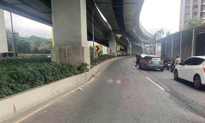 新庄今天下午发生死亡车祸，24岁机车骑士自撞分隔岛送医不治。（警方提供）