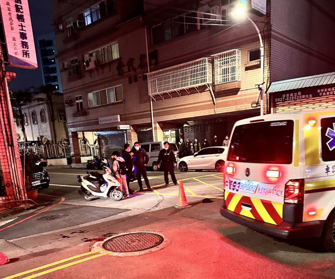 桃园区泰昌十街附近2日近6点发生枪击案，警方封锁现场。(读者提供)