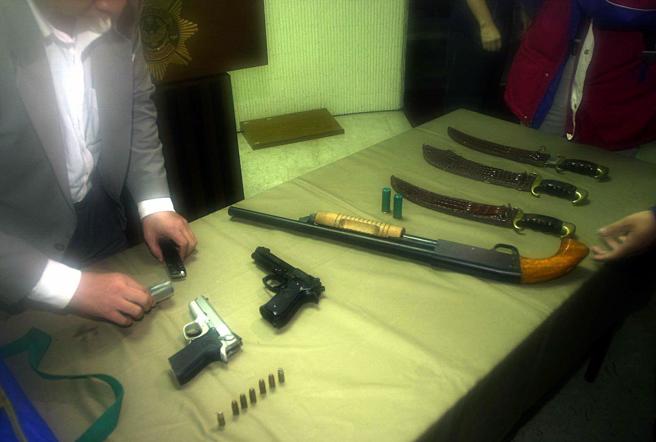 2000年大园杀警案主嫌萧新财犯案的军火，郭信一涉嫌提供枪枝并藏匿枪手遭捕。（中时资料照）