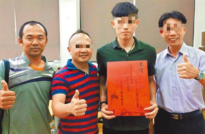 屏东县日前举办全中运羽球选拔赛，赛场上却发生小插曲，屏东县大同高中教练「黑仔」郑哲昌（左一）因为不满线审判决，竟愤而走上赛场「砸球」泄愤。（本报资料照片）