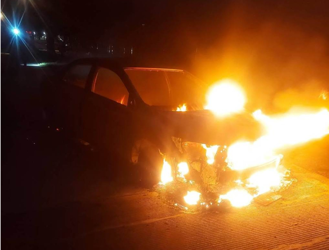 桃园「黑人家族」帮派老大郭信一遭枪杀身亡，警方在树林寻获被烧毁的作案车辆。（民眾提供）