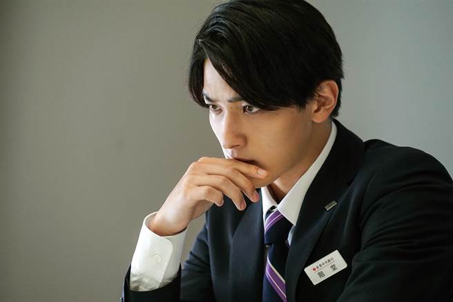 横滨流星在《彬与瑛》中化身集团富二代，却选择进入银行体制工作。（中影提供）