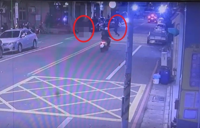 25秒街头枪击画面曝！角头郭信一遭连开6枪 一路逃窜	。（翻摄影片）