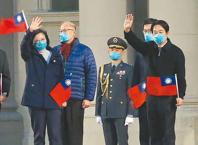 針對賴清德日前所提「和平保台」說法，蔡英文強調，無論什麼樣的講法，我們的目標都是一致的，就是持續維持兩岸的和平穩定；圖為蔡英文總統（前左）和副總統賴清德（前右）昨出席中華民國112年元旦升旗典禮，向與會民眾揮手致意。（趙雙傑攝）