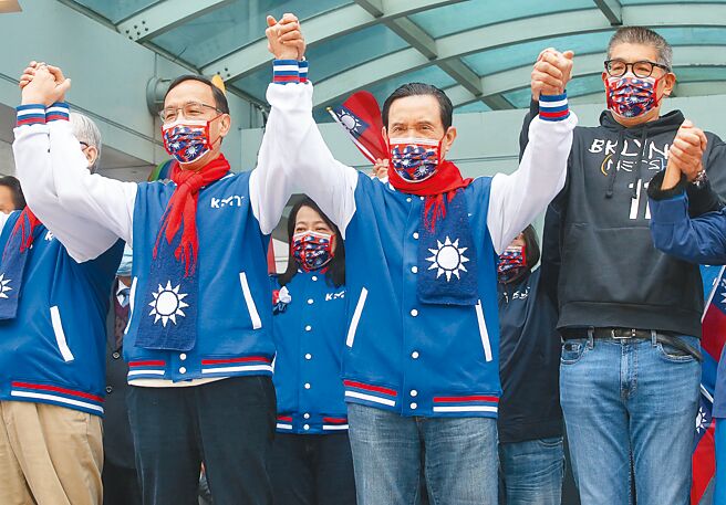 前總統馬英九（中）昨在臉書喊話，他的新年新希望是中華民國平安，遠離戰爭，期盼蔡英文政府能夠與中共當局展開對話謀和，「台灣絕不能變成第二個烏克蘭。」圖為國民黨1日舉辦元旦升旗，左為黨主席朱立倫。（陳君瑋攝）