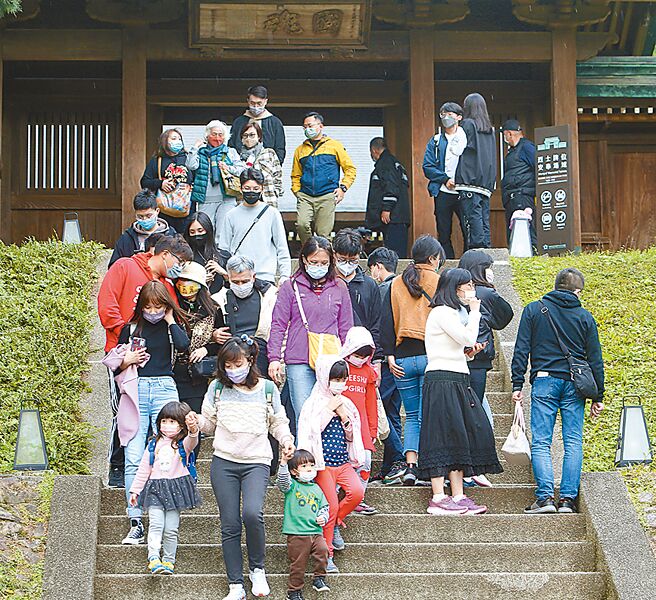中央流行疫情指揮中心發言人莊人祥1日指出，第三波疫情高峰恐會提早至1月底報到，圖為民眾在桃園區虎頭山神社遊玩，享受元旦連假歡樂時光。（陳怡誠攝）