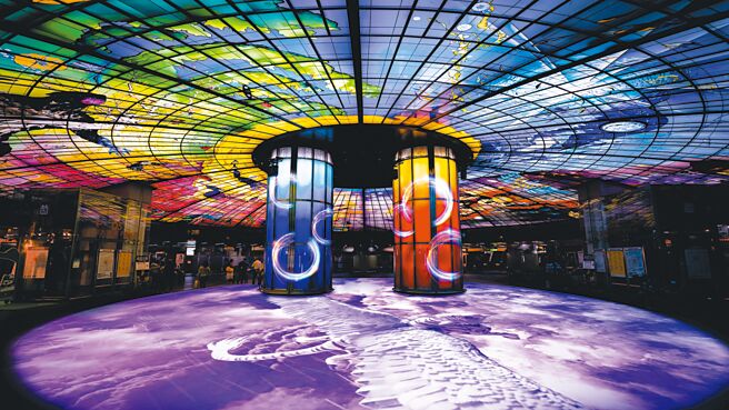 高雄捷运、轻轨行经大部分高雄区域，民眾可搭乘捷运、轻轨，享受港都的美丽海景以及风土民情。（高捷公司提供／崔正纲高雄传真）