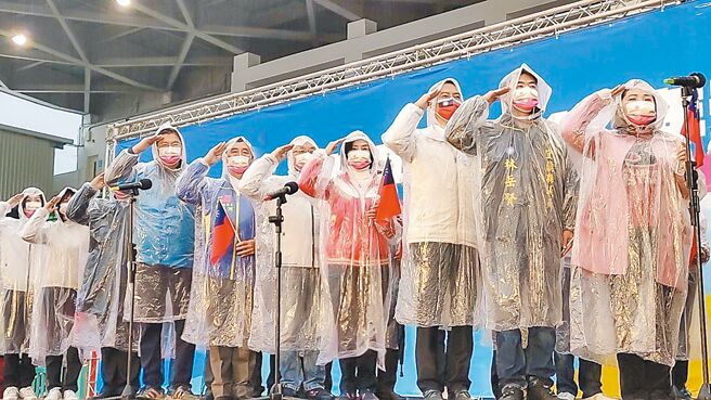 宜蘭縣政府1日在宜蘭運動公園舉辦元旦升旗典禮及健行活動，縣長林姿妙致詞時表示，將持續落實各項建設，打造無煙囪工業，讓宜蘭為全國最美的觀光縣市。（宜蘭縣政府提供／吳佩蓉宜蘭傳真）
