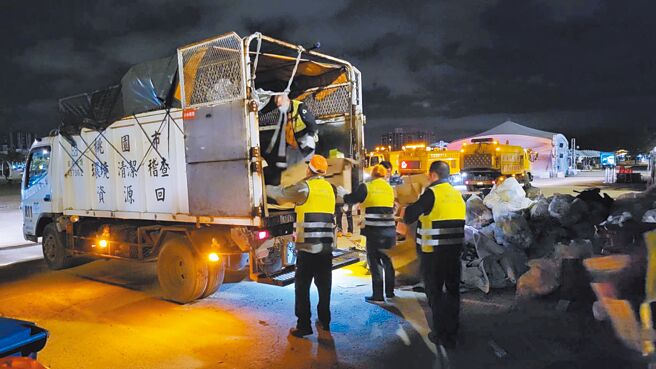 桃園市跨年晚會1日凌晨落幕，環保局清出7噸垃圾，創近5年來新高。（環保局提供／蔡依珍桃園傳真）