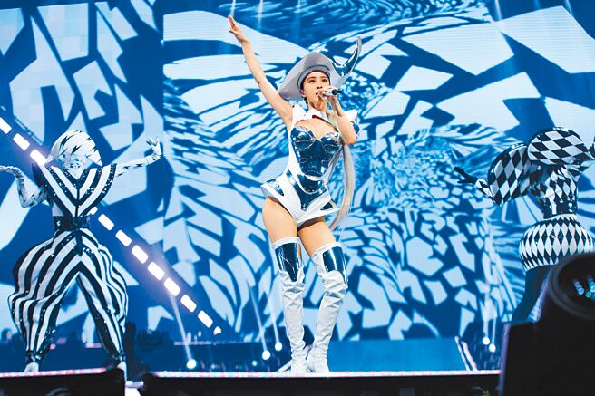 蔡依林服装造型俐落，其实配件重量将近6公斤。（凌时差提供）