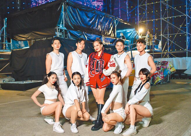 玛菲司（中）跨年夜率舞群于桃园晚会上唱跳。（Halo Mavis国际连线提供）