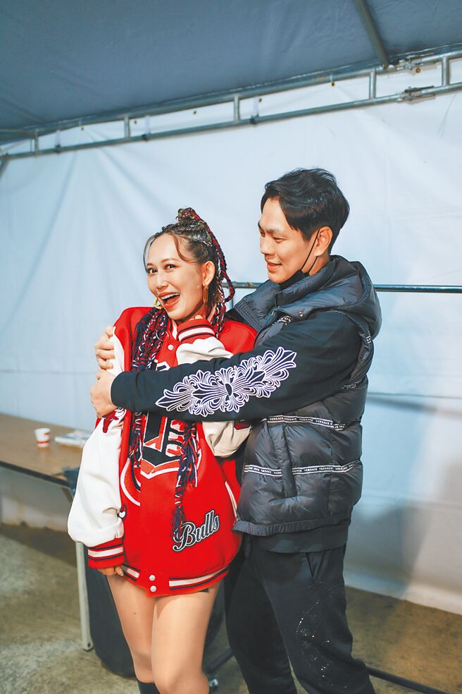 玛菲司（左）精彩演出获老公H先生肯定。（Halo Mavis国际连线提供）