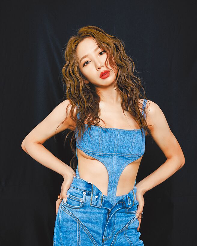郭书瑶的牛仔马甲装，性感火辣。（星星相艺提供）