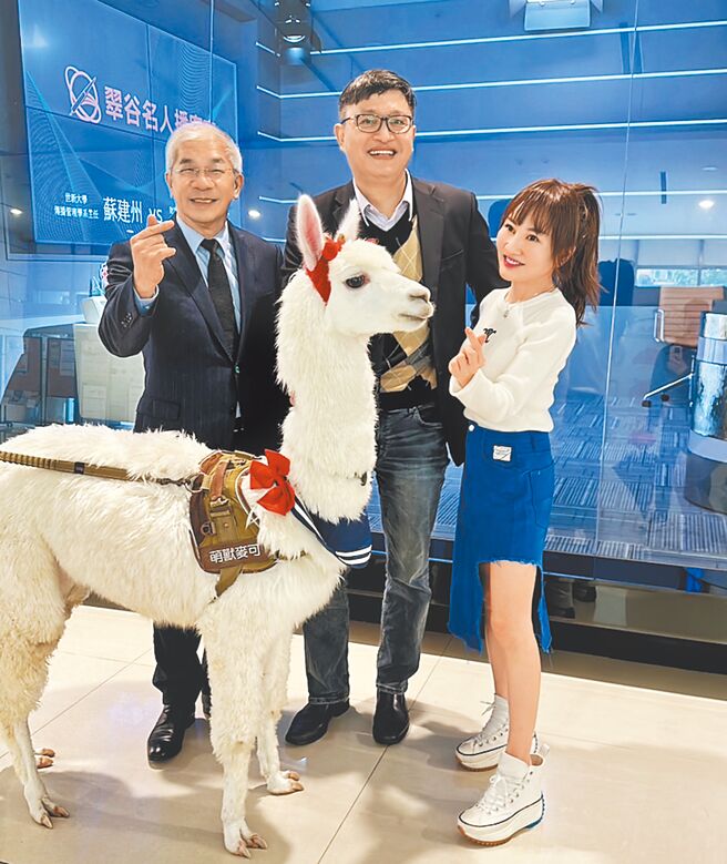 王宥忻（右）日前回母校世新大學分享成功經驗。（固力狗娛樂提供）