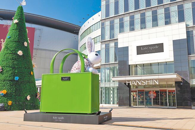 Kate Spade进军汉神巨蛋，于店前以经典包款「sam」与白兔制作成超大型装置艺术。（Kate Spade提供）