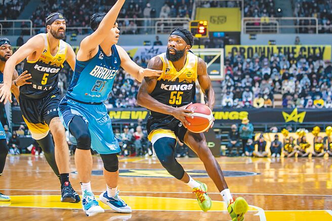 曼尼高（右）持球強行切入禁區，遭到曾祥鈞全力阻擋。（PLG提供）