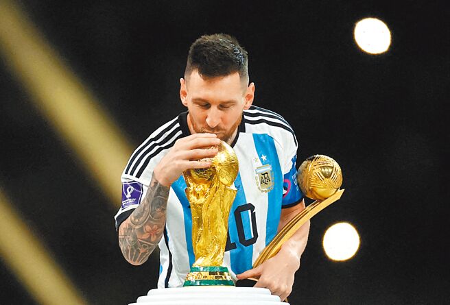 梅西透过社群媒体感谢2022年的美好，且祝福大家2023年顺利。（路透）