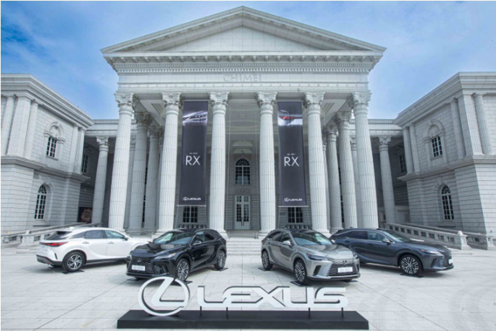 LEXUS RX車系已穩居該級距銷售龍頭長達23年，大改款後外觀內裝全面進化，累計超過3000張訂單。（和泰汽車提供）