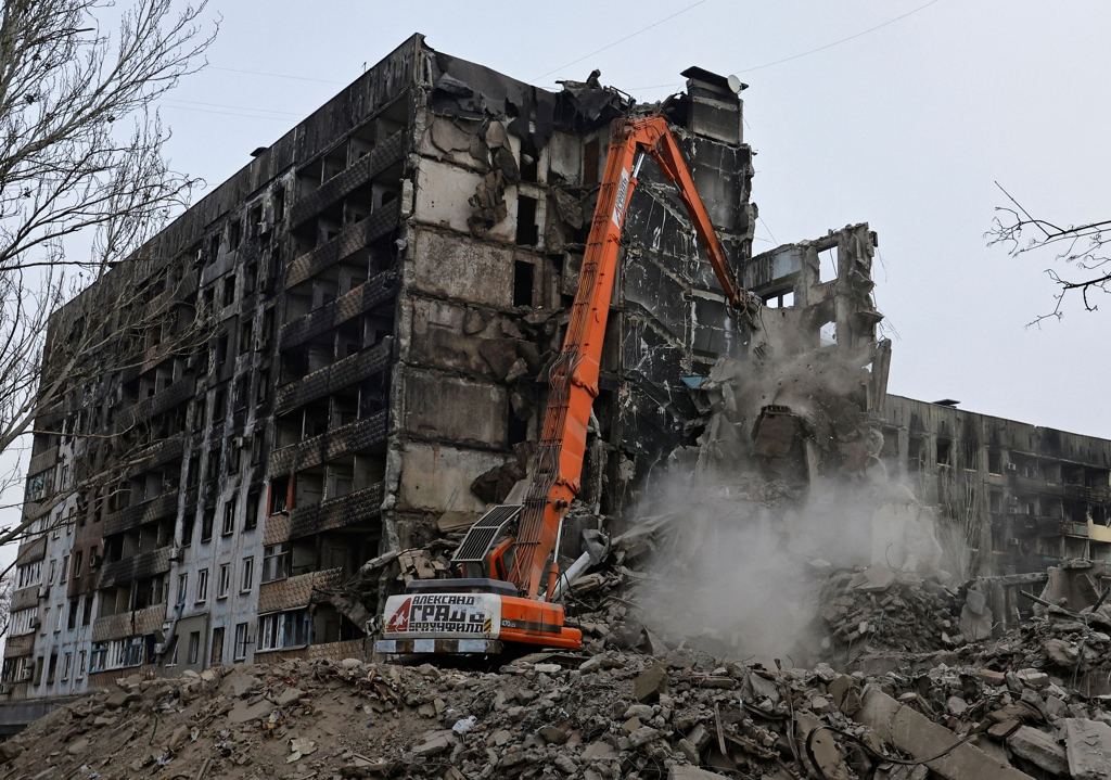 在俄乌战争中严重受损的乌克兰东南部港市马立波（Mariupol）公寓2022 年12月24日被拆除。（路透）(photo:ChinaTimes)