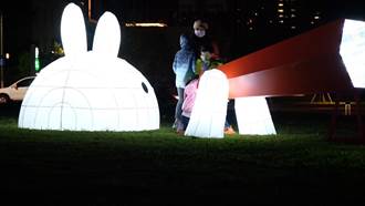 喜迎金兔年！ 竹市「萬兔順利」主題燈點亮東門城、護城河
