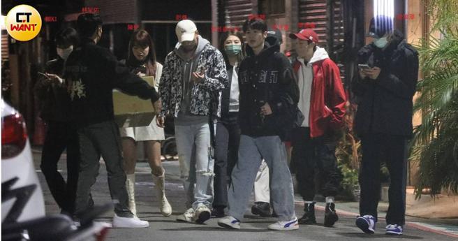 日前《全明星運動會4》的三隊隊員陳伊、葉慈毓、徐瑋澤、張家陞、曾昱嘉及其女友、彭尊、林家佑、賴KI，還有未入鏡的壯壯，一起到台北市大安區的火鍋店聚餐。（圖／本刊攝影組）