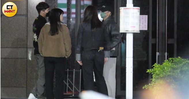 曾昱嘉和女友在陳伊家門口遇到林家佑和賴KI，隨後一起進入。（圖／本刊攝影組）