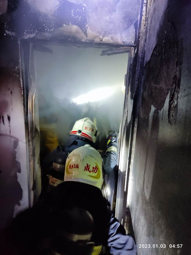 前鎮區興旺路民宅火警。（翻攝照片／高雄洪靖宜傳真）