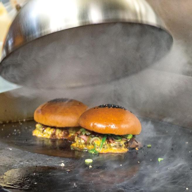 日本京都着名汉堡店「龙汉堡」的特色，是以水气闷煮让麵包品尝起来的口感更加蓬松。（图／台北晶华酒店）