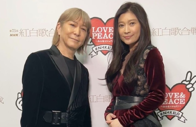 筱原凉子睽违28年登上日本跨年节目，连音乐教父小室哲哉(左)都帮她伴奏。(图/微博)