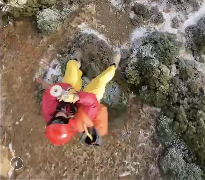 空勤第二大队空勤黑鹰直升机，今天前往翠池山屋吊挂患者，将患者送至东势河滨公园，由台中市政府消防局救护车后送就医。(空勤总队提供)