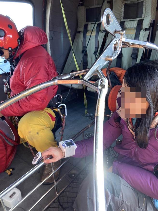 空勤第二大队空勤黑鹰直升机，今天前往翠池山屋吊挂患者，将患者送至东势河滨公园，由台中市政府消防局救护车后送就医。(空勤总队提供)