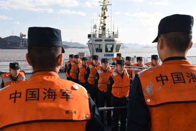 港媒引述大陸軍媒報導指出，由於操作高科技武器人員的訓練跟不上，共軍出現「裝備等人」的怪象。圖為日前參加中俄「海上聯合-2022」聯合軍演的共軍海軍艦艇編隊。（新華社資料照片）