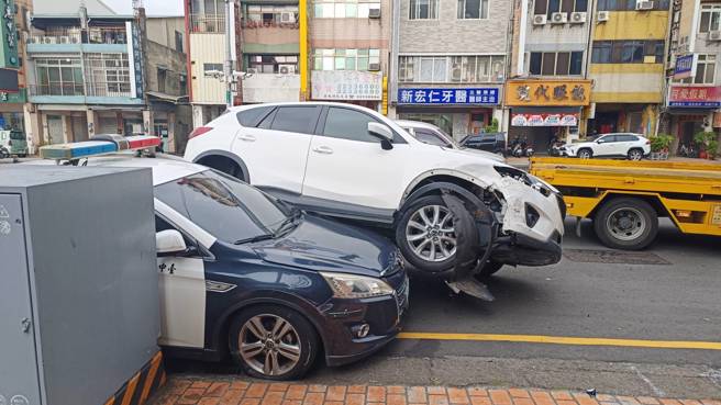 台中一名杨姓妇女今（3）日凌晨刚返台，因精神状况不佳，整台车骑上路边警车，车轮还卡在警车引擎盖上。(图/警方提供)