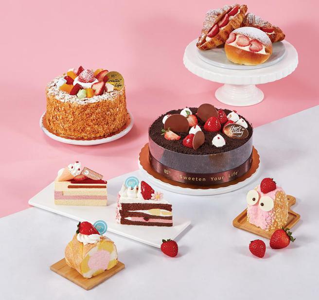 85度C草莓季正式开跑，今年网罗八款草莓特色蛋糕、麵包，共谱「莓果恋曲」。（图／85度C提供）