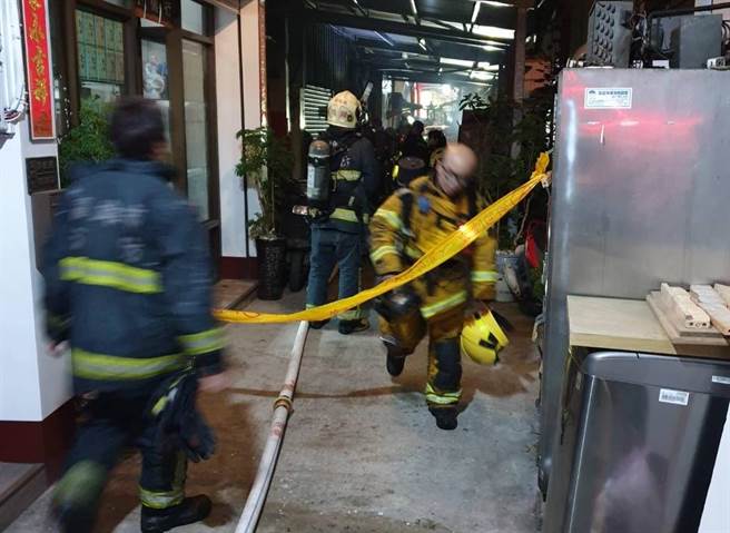 高雄市前镇区兴旺路1栋民宅发生火警。（翻摄照片／高雄洪靖宜传真）