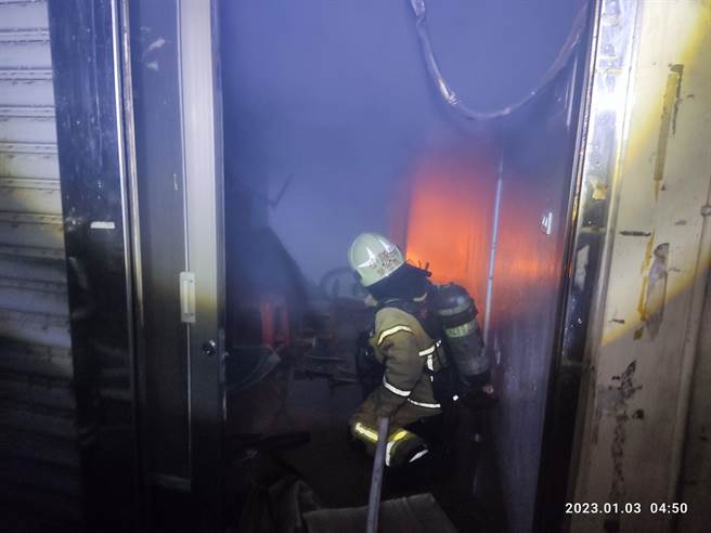 高雄市前镇区兴旺路1栋民宅发生火警。（翻摄照片／高雄洪靖宜传真）