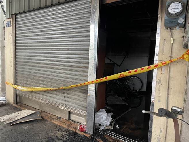 该民宅1楼内部已烧成焦黑。（洪靖宜摄）