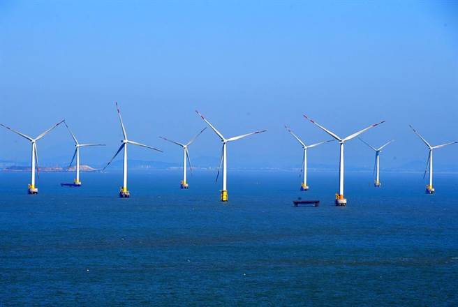 大陆海上风电装机容量持续增长，加速向深远海发展。图为福建平潭海上风电场。（中新社资料照片）